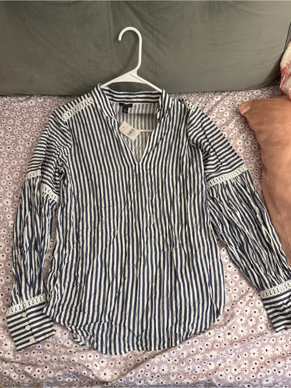 Ann Taylor XS Blue White Striped Blouse Lace Trim Long Sleeve V-Neck Top NWT